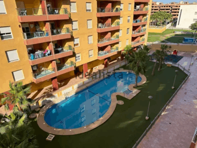 ¿Eres docente y buscas un piso tranquilo, bien ubicado y listo para entrar a vivir durante el curso escolar? Este piso en Roquetas es perfecto para ti.