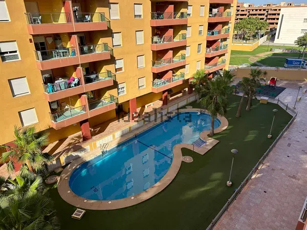 ¿Eres docente y buscas un piso tranquilo, bien ubicado y listo para entrar a vivir durante el curso escolar? Este piso en Roquetas es perfecto para ti.
