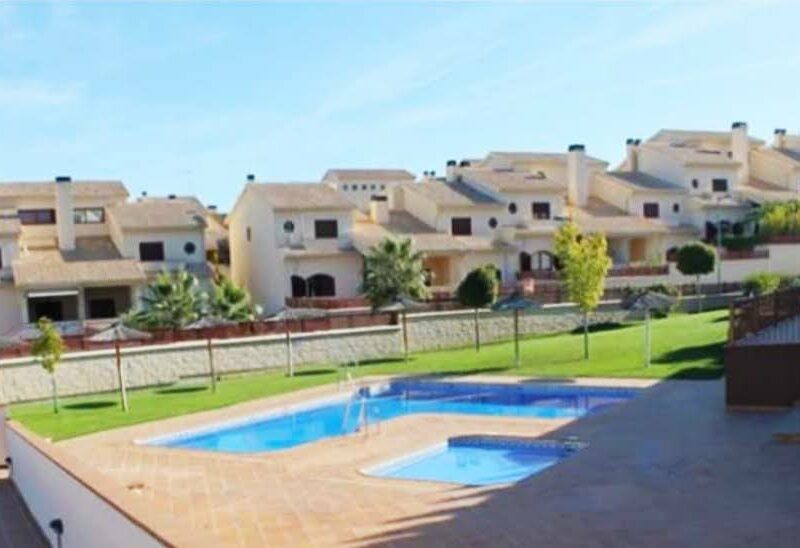 Amplio chalet pareado