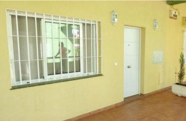 Precioso y funcional apartamento en Los Boliches con excelente ubicación a tan sólo 300 metros de la playa y todos los servicios esenciales cerca.