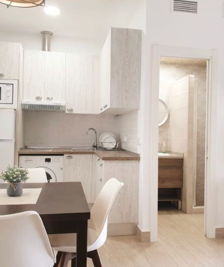 Precioso y funcional apartamento en Los Boliches con excelente ubicación a tan sólo 300 metros de la playa y todos los servicios esenciales cerca.