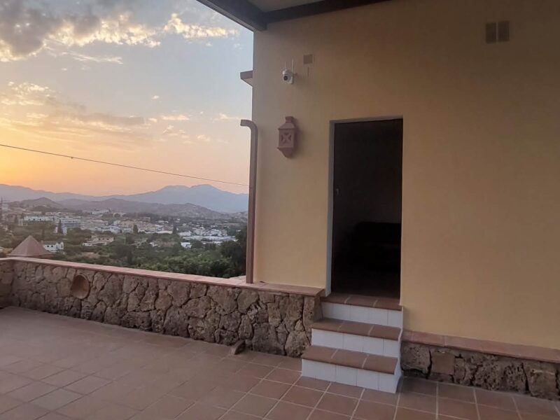 SE ALQUILA APARTAMENTO CON MUY BUENA ILUMINACION EN COIN