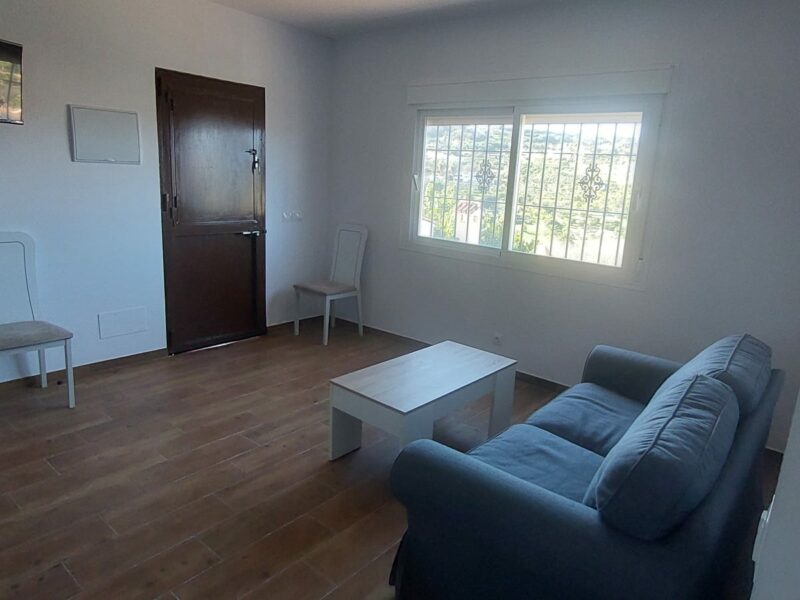 SE ALQUILA APARTAMENTO CON MUY BUENA ILUMINACION EN COIN