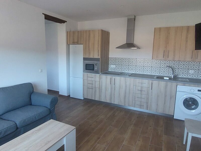 SE ALQUILA APARTAMENTO CON MUY BUENA ILUMINACION EN COIN