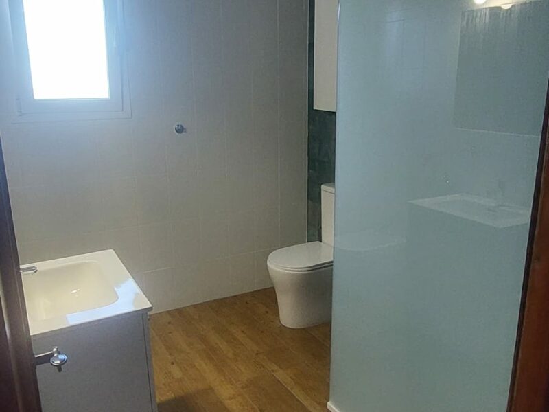 SE ALQUILA APARTAMENTO CON MUY BUENA ILUMINACION EN COIN