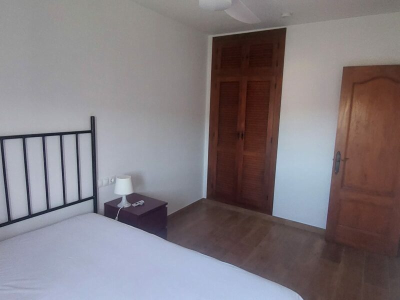 SE ALQUILA APARTAMENTO CON MUY BUENA ILUMINACION EN COIN