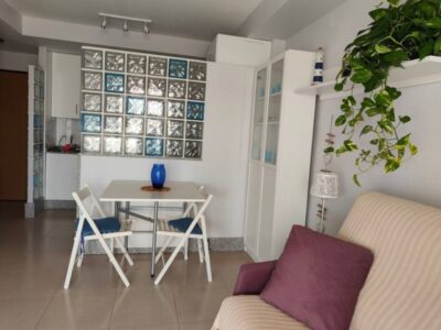 Alquilo apartamento de dos dormitorios en el Puerto de Mazarrón. Urbanización con piscina, plaza de garaje, enfrente de la playa