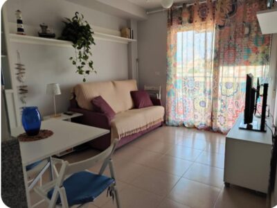 Alquilo apartamento de dos dormitorios en el Puerto de Mazarrón. Urbanización con piscina, plaza de garaje, enfrente de la playa