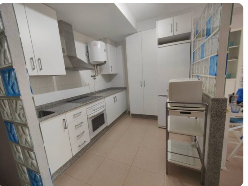 Alquilo apartamento de dos dormitorios en el Puerto de Mazarrón. Urbanización con piscina, plaza de garaje, enfrente de la playa