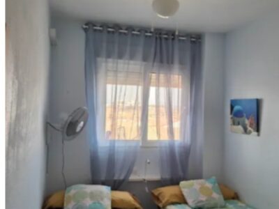 Alquilo apartamento de dos dormitorios en el Puerto de Mazarrón. Urbanización con piscina, plaza de garaje, enfrente de la playa