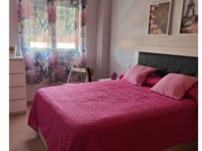 Alquilo apartamento de dos dormitorios en el Puerto de Mazarrón. Urbanización con piscina, plaza de garaje, enfrente de la playa