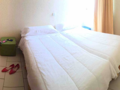 Apartamento sin lavadora, sin internet, nevera pequeña.