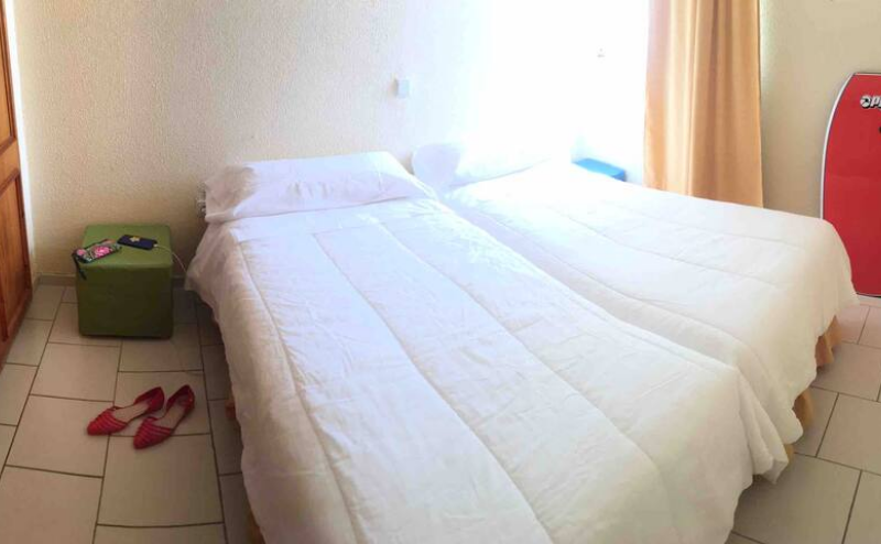 Apartamento sin lavadora, sin internet, nevera pequeña.