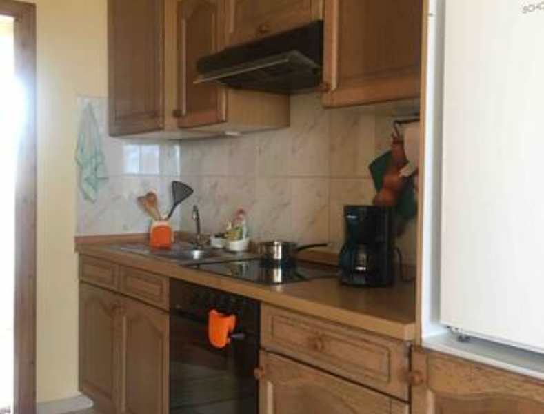 Apartamento sin lavadora, sin internet, nevera pequeña.