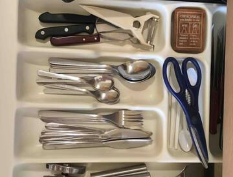 Apartamento sin lavadora, sin internet, nevera pequeña.