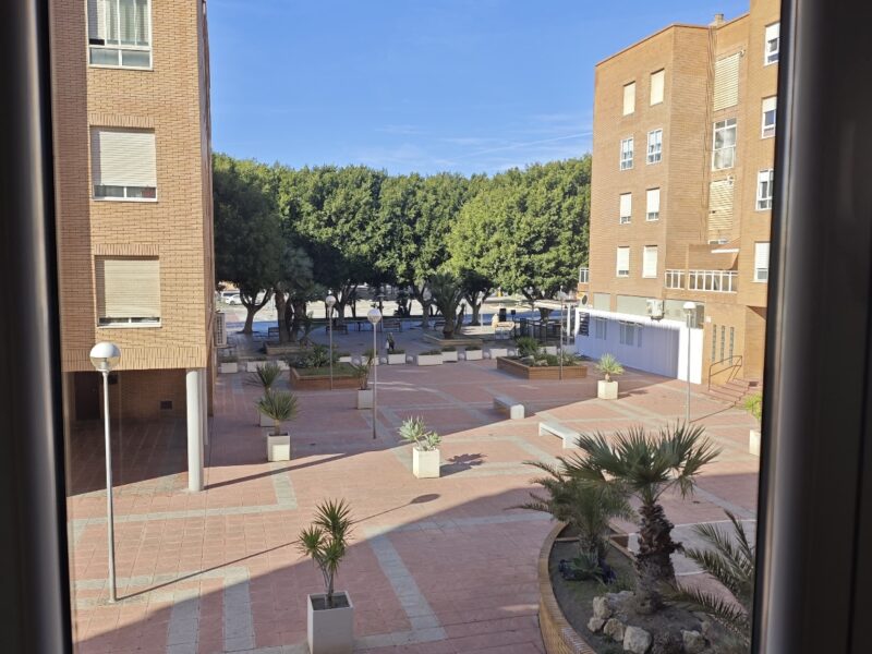 Piso de 3 dormitorios amueblado.