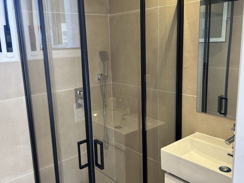 Piso 2 habitaciones. 2 baños. Salon. Cocina independiente.