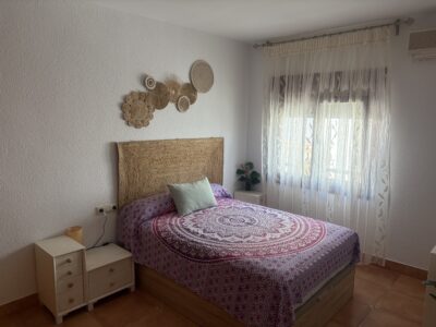 Se alquila casa en Carbonerss para docentes en pleno centro junto al colegio Federico García Lorca