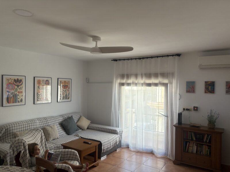 Se alquila casa en Carbonerss para docentes en pleno centro junto al colegio Federico García Lorca