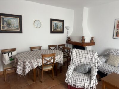 Se alquila casa en Carbonerss para docentes en pleno centro junto al colegio Federico García Lorca