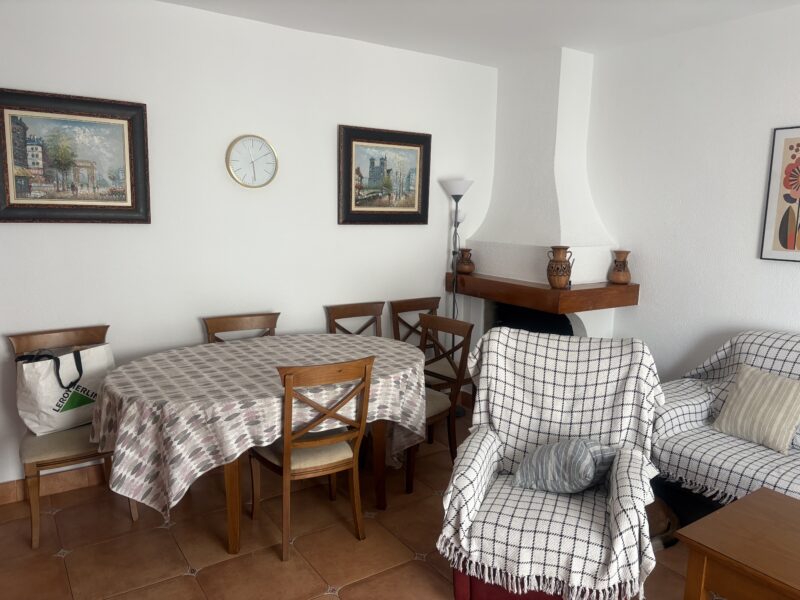 Se alquila casa en Carbonerss para docentes en pleno centro junto al colegio Federico García Lorca