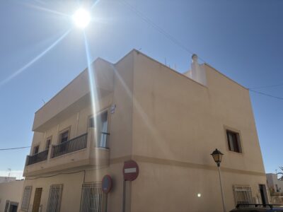 Se alquila casa en Carbonerss para docentes en pleno centro junto al colegio Federico García Lorca