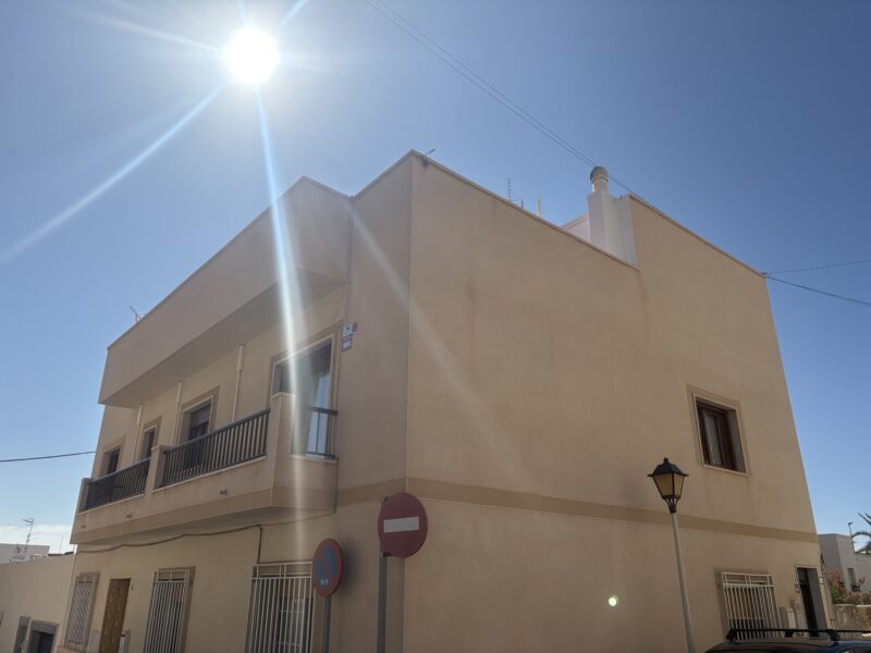 Se alquila casa en Carbonerss para docentes en pleno centro junto al colegio Federico García Lorca