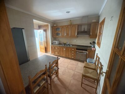 Se alquila casa en Carbonerss para docentes en pleno centro junto al colegio Federico García Lorca