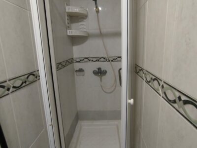 Se alquila estudio , práctico , sencillo y luminoso.