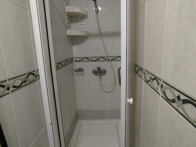 Se alquila estudio , práctico , sencillo y luminoso.