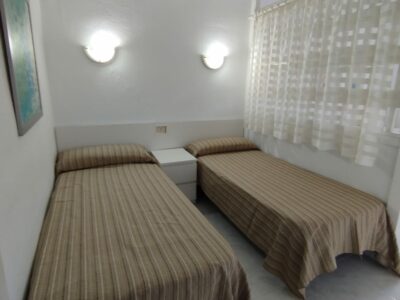 Se alquila estudio , práctico , sencillo y luminoso.