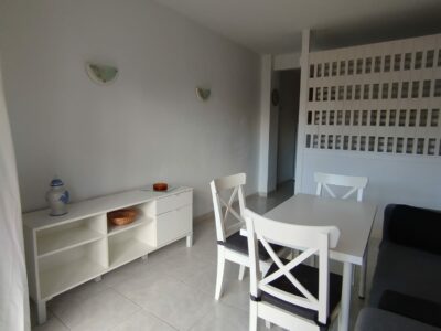 Se alquila estudio , práctico , sencillo y luminoso.