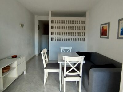 Se alquila estudio , práctico , sencillo y luminoso.