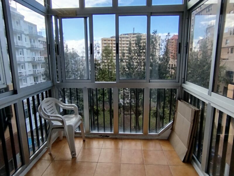 Se alquila estudio , práctico , sencillo y luminoso.