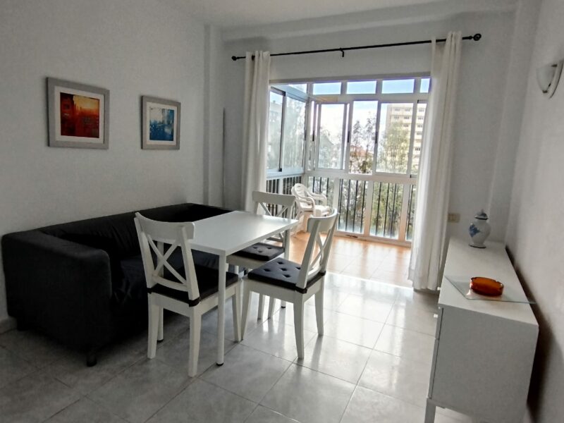 Se alquila estudio , práctico , sencillo y luminoso.