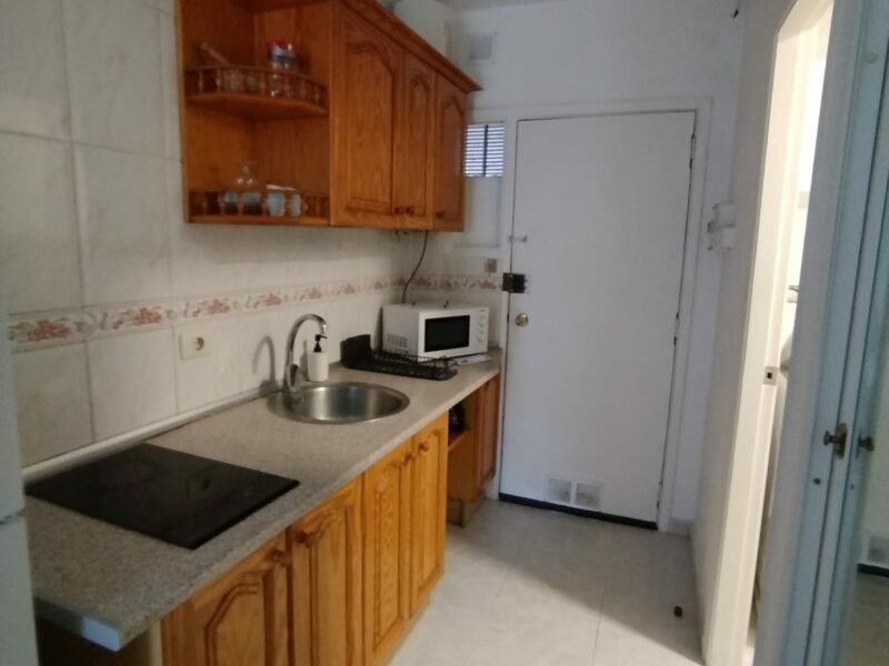 Se alquila estudio , práctico , sencillo y luminoso.