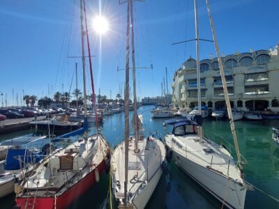 Se alquila piso a pie de playa en el barrio marinero de La Carihuela.