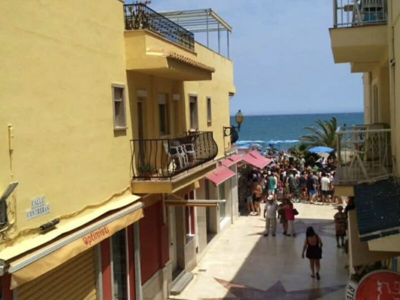 Se alquila piso a pie de playa en el barrio marinero de La Carihuela.
