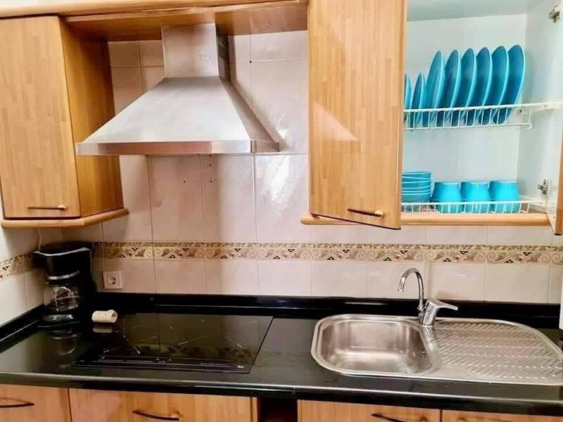 Se alquila piso a pie de playa en el barrio marinero de La Carihuela.