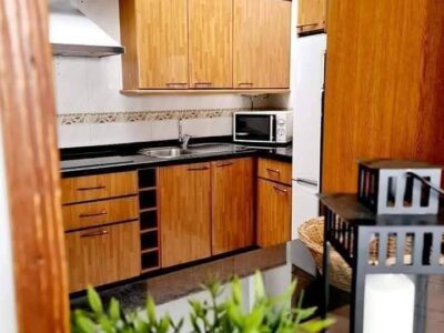 Se alquila piso a pie de playa en el barrio marinero de La Carihuela.