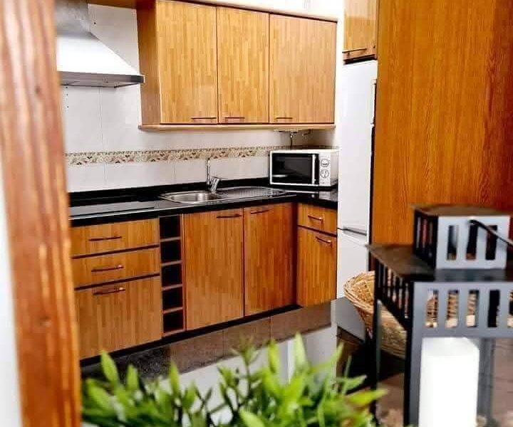 Se alquila piso a pie de playa en el barrio marinero de La Carihuela.