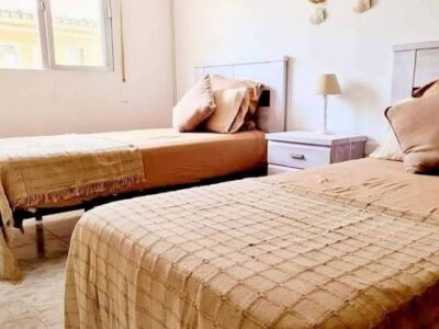 Se alquila piso a pie de playa en el barrio marinero de La Carihuela.