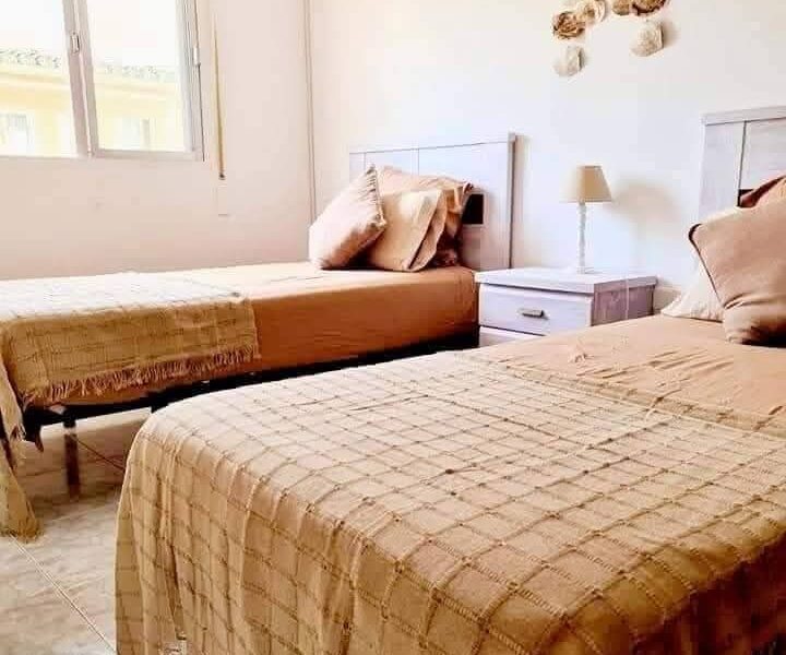 Se alquila piso a pie de playa en el barrio marinero de La Carihuela.