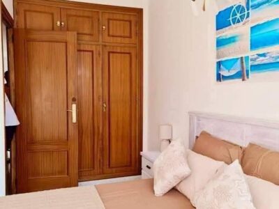 Se alquila piso a pie de playa en el barrio marinero de La Carihuela.