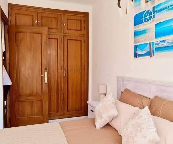 Se alquila piso a pie de playa en el barrio marinero de La Carihuela.