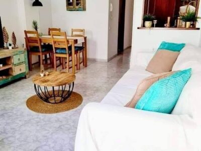 Se alquila piso a pie de playa en el barrio marinero de La Carihuela.