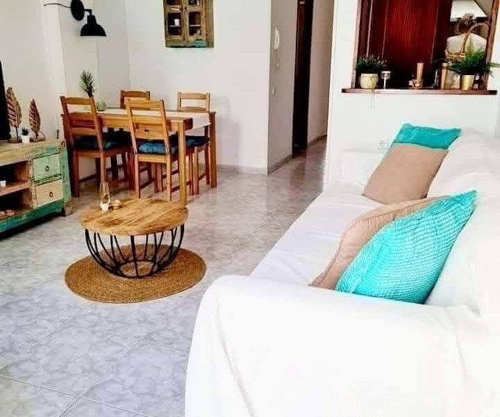 Se alquila piso a pie de playa en el barrio marinero de La Carihuela.