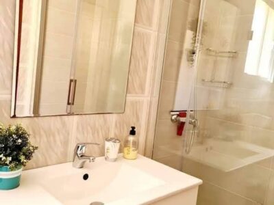 Se alquila piso a pie de playa en el barrio marinero de La Carihuela.