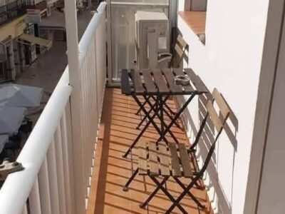 Se alquila piso a pie de playa en el barrio marinero de La Carihuela.