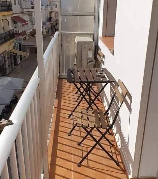 Se alquila piso a pie de playa en el barrio marinero de La Carihuela.